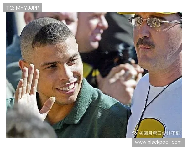 足球场上的搞怪明星们如何用幽默和创意征服球迷的心 足球场上的搞怪明星们如何用幽默和创意征服球迷的心