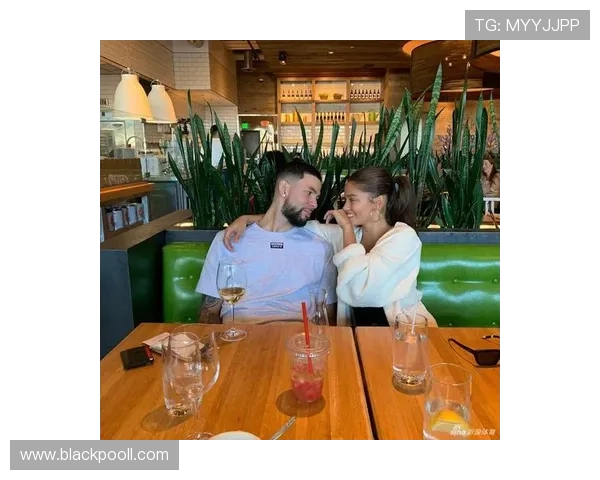 足球明星与美女亲密合影展现魅力瞬间引发粉丝热议