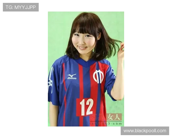 足球明星仿妆女孩展现魅力与风采的时尚潮流之旅 足球明星仿妆女孩展现魅力与风采的时尚潮流之旅