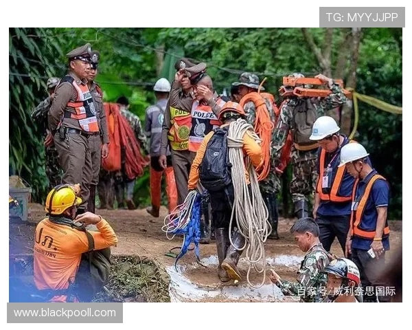 足球明星机场安检遭遇粉丝围堵安保措施升级引发热议